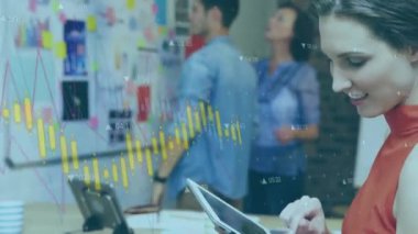 Tablet kullanan beyaz iş kadınının finansal veri işleme animasyonu. Küresel iş, finans, hesaplama ve veri işleme kavramı dijital olarak oluşturulmuş video.