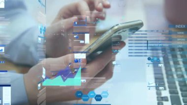 Ofisteki akıllı telefonu kullanarak iş adamının orta bölümündeki istatistiksel veri işleme animasyonu. Bilgisayar arayüzü ve iş veri teknolojisi kavramı