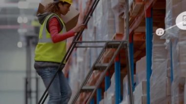 Afro-Amerikan kadın işçilerin depo rafında bir kutu saklayan ikon ağının animasyonu. Küresel ağ ve lojistik iş teknolojisi kavramı