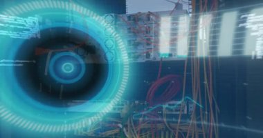 Ekran ve bilgisayar sunucularında veri işleme animasyonu. Dijital olarak oluşturulmuş küresel bilgisayar ve veri işleme kavramı.