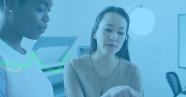 Ofiste dijital tablet üzerinde tartışan iki farklı kadının veri işleme animasyonu. Bilgisayar arayüzü ve iş veri teknolojisi kavramı