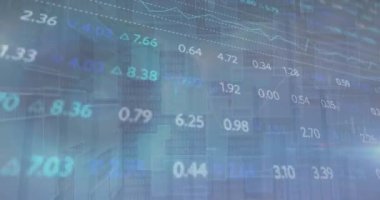 Ticaret panosunun animasyonu, ikili kodlar ve arka plandaki bloklar üzerinde numaraların değiştirilmesi. Dijital olarak üretilmiş, hologram, borsa, büyüme, kodlama, makine öğrenme ve teknoloji kavramı.