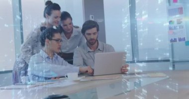 Muhtelif meslektaşların ofiste dizüstü bilgisayarla tartıştıkları mozaik karelerin animasyonları. İş teknolojisi kavramı