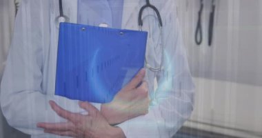 Sunucu odasında panosu olan Kafkas kadın doktorların üzerinde daireler çizen şimşek ikonu animasyonu. Dijital bileşik, çoklu pozlama, elektrik, tıbbi, portre, teknoloji, ağ sunucusu.