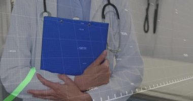 Hastanedeki dosyasıyla birlikte beyaz kadın doktor üzerinde grafik ve değişen numaraların animasyonu. Dijital bileşik, çoklu pozlama, gülümseme, rapor, iş, büyüme, sağlık ve sağlık hizmetleri.