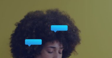 Afro-Amerikan bir kadının gülümsemesi üzerine mesaj ikonlarının ve konuşma baloncuklarının animasyonu. Sosyal medya ağı ve iş teknolojisi kavramı