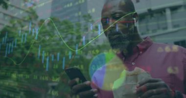 Sokakta akıllı telefon kullanan Afro-Amerikan bir adamın borsa veri işleme animasyonu. Küresel ekonomi ve iş teknolojisi kavramı