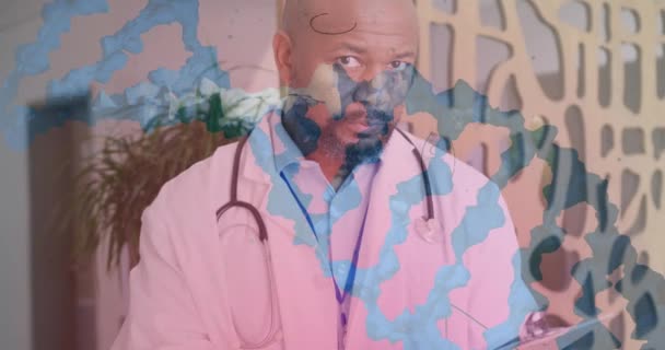 用Dna链动画和数学公式描述笑脸的非洲裔美国男医生的肖像 医疗和保健服务概念数字制作的录像 — 图库视频影像