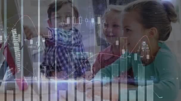 Animación Del Procesamiento Datos Estadísticos Contra Tres Niños Diversos Que — Vídeos de Stock