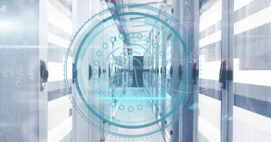 Sunucu odasında ikon ve matematiksel denklemlerle birlikte tarama alanının bileşimi. Küresel teknoloji, bilgisayar ve dijital arayüz kavramı dijital olarak oluşturulmuş görüntü.