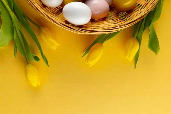 Εικόνα Από Πολύχρωμα Πασχαλινά Αυγά Καλάθι Κίτρινες Τουλίπες Και Αντίγραφο — Φωτογραφία Αρχείου