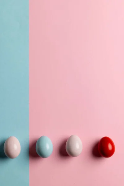 Imagem Ovos Páscoa Multicoloridos Com Espaço Cópia Sobre Fundo Rosa — Fotografia de Stock