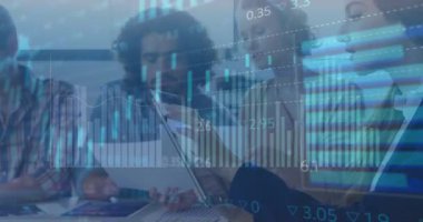 Ofiste dijital tablet kullanan Kafkas iş kadını hakkında istatistiksel veri işleme animasyonu. İş veri teknolojisi kavramı