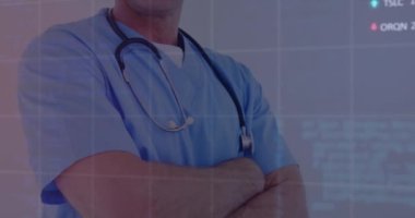 Kafkas erkek doktorun gülümsemesi üzerine veri işleme animasyonu. Küresel tıp, bilgisayar ve veri işleme kavramı dijital olarak oluşturulmuş video.