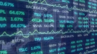 Sokakta yürüyen bir kadının dikiz aynasıyla borsa veri işleme animasyonu. Küresel ekonomi ve iş teknolojisi kavramı