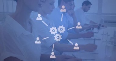 Çeşitli iş adamları üzerinden ikonlar ve veri işleme bağlantılarının animasyonu. Küresel iş, finans, hesaplama ve veri işleme kavramı dijital olarak oluşturulmuş video.