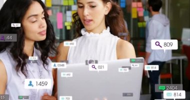 Dizüstü bilgisayarda fikirleri tartışan farklı kadınlar üzerinde bildirim simgeleriyle numaraların değiştirilmesi. Dijital bileşik, çoklu pozlama, takım çalışması, iş, ofis, sosyal medya ve teknoloji.