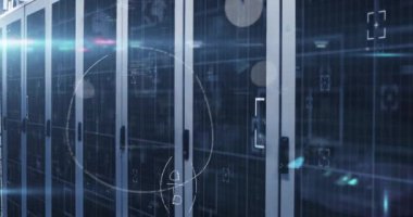 Sunucu odasında istatistiksel veri işleme, matematiksel denklemler ve ışık noktası animasyonu. Bilgisayar arayüzü ve iş veri depolama teknolojisi kavramı