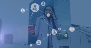 Merdivenlerde akıllı telefondan konuşan Afro-Amerikan kadın profili ikonlarının animasyonu. Küresel ağ ve iş teknolojisi kavramı