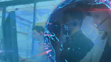 Afrika kökenli Amerikalı kadın yönetici eğitim ekibi üzerinde dönen dünyanın animasyonu. Küresel ağ ve iş teknolojisi kavramı