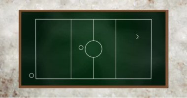 Yeşil karatahtaya çizilen futbol stratejisinin animasyonu gri desenli arka planda. Spor turnuvası ve yarışma konsepti
