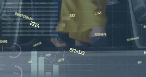 Анимация Обработки Статистических Данных Над Низкой Секцией Бизнесменов Эскалаторе Офисе — стоковое видео
