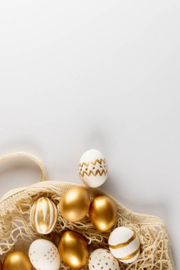 Çok renkli paskalya yumurtaları ve beyaz arkaplanda fotokopi alanı. Paskalya, din, gelenek ve kutlama kavramı.