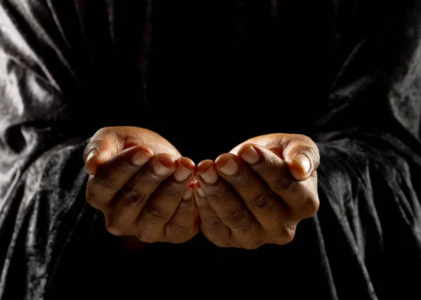Bilden Närbild Händerna Afrikansk Amerikansk Kvinna Som Ber Påsk Religion — Stockfoto