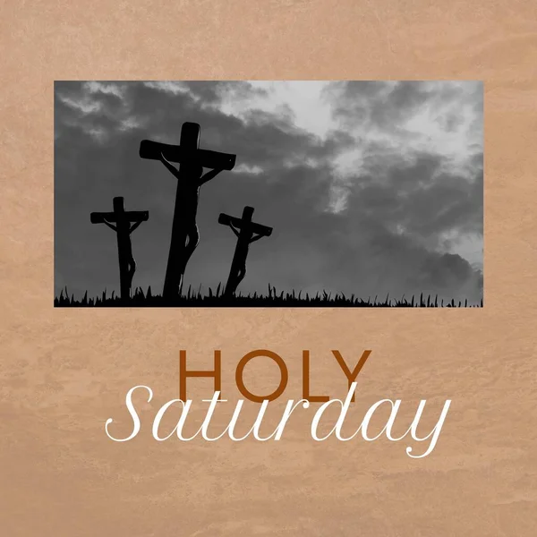 曇り空に対するシルエットの十字架と色の背景に聖なる土曜日のテキストの複合体 コピースペース キリスト教 レンタルシーズンの終わり 伝統と記念コンセプト — ストック写真