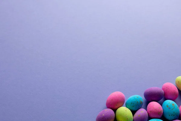 Εικόνα Από Πολύχρωμα Πασχαλινά Αυγά Χώρο Αντιγραφής Μωβ Φόντο Πάσχα — Φωτογραφία Αρχείου