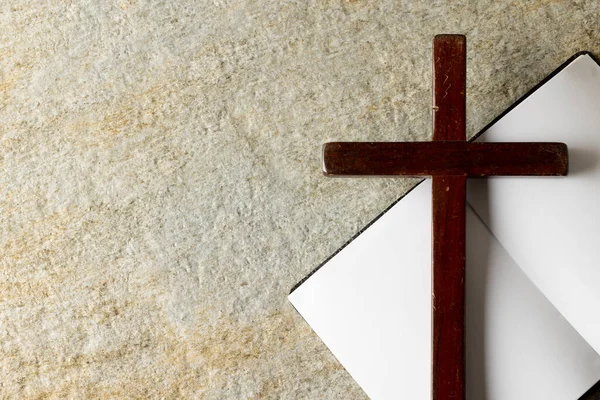 Bild Der Nahaufnahme Eines Kreuzes Mit Notizbuch Und Kopierraum Auf — Stockfoto
