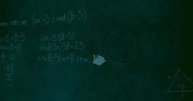 Matematiksel denklemlerin animasyonu ve dokulu yeşil arka plana karşı okul konsept simgeleri. Okul eğitimi ve iş teknolojisi kavramı