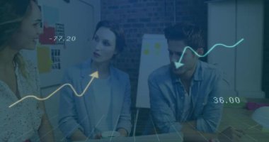 Ofiste dizüstü bilgisayarla tartışan çeşitli meslektaşların istatistiksel veri işleme animasyonu. İş veri teknolojisi kavramı