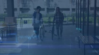 Bisikletle yürüyen iki Afrikalı Amerikalı adamın üzerinde veri işlenen ekranların animasyonu. Bilgisayar arayüzü ve iş teknolojisi kavramı