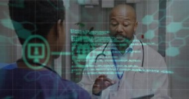 Afrika kökenli Amerikalı kadın ve erkek doktor üzerine medya simgelerinin ve tıbbi verilerin animasyonu tartışılıyor. Dijital olarak üretilen tıbbi ve sağlık hizmetleri kavramı.