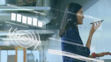Ofiste akıllı telefondan konuşan çift ırklı iş kadınına karşı veri işleme animasyonu. Bilgisayar arayüzü ve iş teknolojisi kavramı