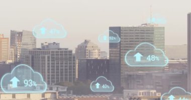 Şehir manzarasının havadan görüntüsüne karşı artan yüzdeye sahip çoklu bulut simgesi animasyonu. Küresel iş ve bulut veri depolama teknolojisi kavramı