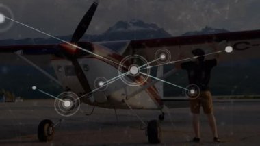 Uçak üzerindeki bağlantı ağlarının animasyonu. Küresel seyahat, ulaşım, ağlar, bağlantılar, hesaplama ve veri işleme kavramı dijital olarak oluşturulmuş video.