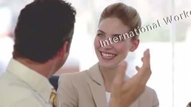 Uluslararası İşçi Günü metinlerinin animasyonu Kafkasyalı iş adamlarını ofise taşıyor. Küresel iş ve dijital arayüz kavramı dijital olarak oluşturulmuş video.