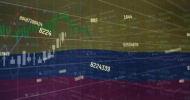 Arkaplanda Kolombiya bayrağına karşı rakamların değişmesi ve borsa veri işleme animasyonu. Ulusal ekonomi ve iş teknolojisi kavramı