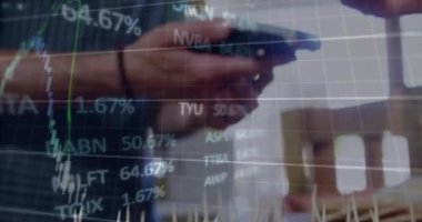 Bir kafede ödeme yapmak için akıllı telefon kullanan bir kadının orta bölümündeki veri işleme animasyonu. Dijital ödeme ve NFC teknoloji kavramı