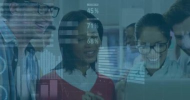 Ofiste dizüstü bilgisayara gülümseyen çeşitli meslektaşların istatistiksel veri işleme animasyonu. İş veri teknolojisi kavramı