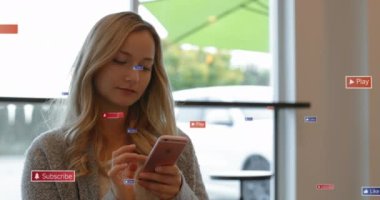 Kafeteryalarda cep telefonu kullanan güzel beyaz kadın hakkında bilgilendirme simgeleri. Dijital bileşik, çoklu pozlama, sosyal medya, bilgi, iletişim, yaşam tarzı ve teknoloji.