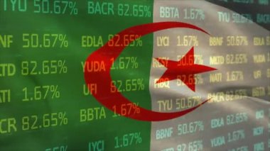 Cezayir bayrağı üzerinde finansal veri işleme animasyonu. Küresel iş, finans, hesaplama ve veri işleme kavramı dijital olarak oluşturulmuş video.