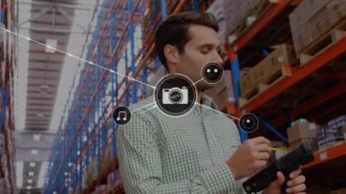 Kafkas erkek yöneticisinin depodaki stokları kontrol etmesi üzerine dijital simge ağının animasyonu. Küresel ağ ve lojistik iş teknolojisi kavramı