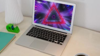 Laptop ekranında veri işleme animasyonu. Küresel ağlar, hesaplama, dijital arayüz ve veri işleme kavramı dijital olarak oluşturuldu.