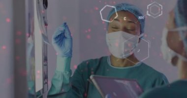 Meslektaşımla Asyalı kadın cerrahın tıbbi veri işleme çalışmalarının animasyonu. Dijital olarak üretilen tıbbi ve sağlık hizmetleri kavramı.