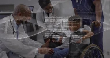 Gülümseyen doktorların ve tekerlekli sandalyedeki çocuk hastaların DNA ve tıbbi verilerinin animasyonu. Dijital olarak üretilen tıbbi ve sağlık hizmetleri kavramı.