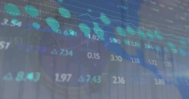 Gri arkaplanla dünya haritasında istatistiksel ve borsa veri işleme animasyonu. Küresel ekonomi ve iş veri teknolojisi kavramı