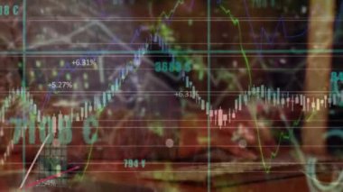 Ofisteki bilgisayar kullanan beyaz bir adam için finansal ve istatistiksel veri işleme animasyonu. Küresel finans ve iş teknolojisi kavramı